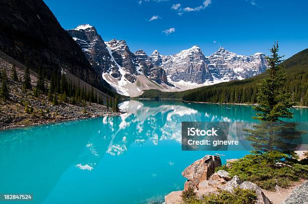 Lago Morainecores De Verão - Fotografias de stock e mais imagens de Alberta - Alberta, Ao Ar Livre, Canadá