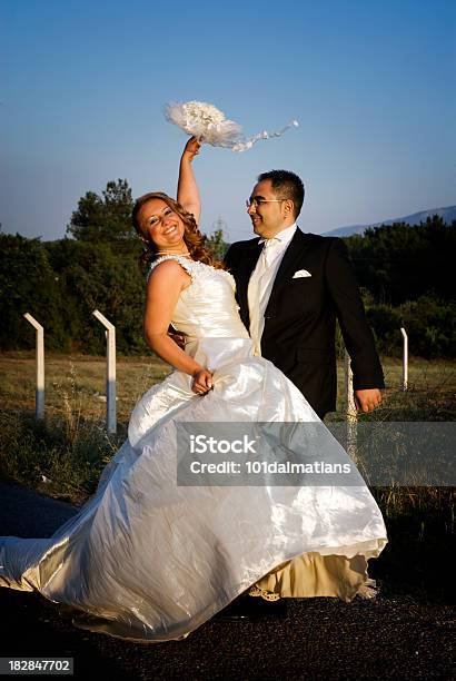 Pareja De Baile De Recién Casados Foto de stock y más banco de imágenes de Actividad - Actividad, Adulto, Adulto joven