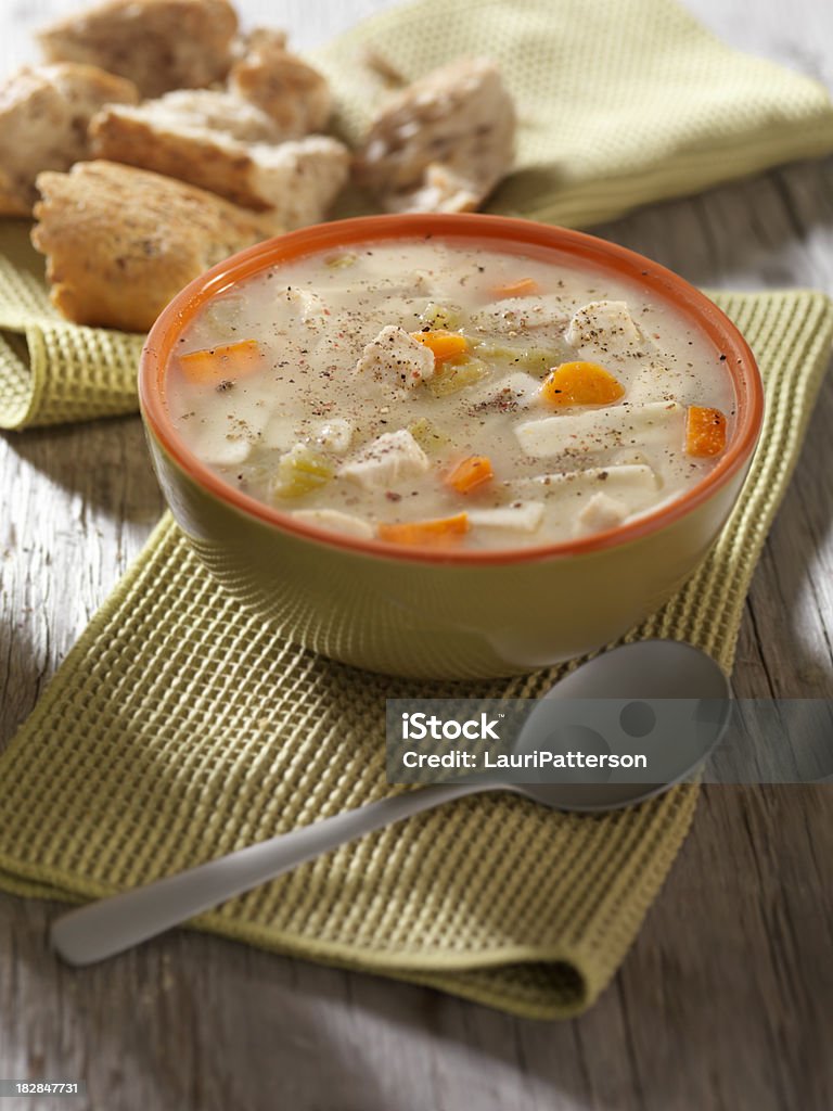 Rueda sopa de pollo con fideos con pan crujiente - Foto de stock de Sopa libre de derechos