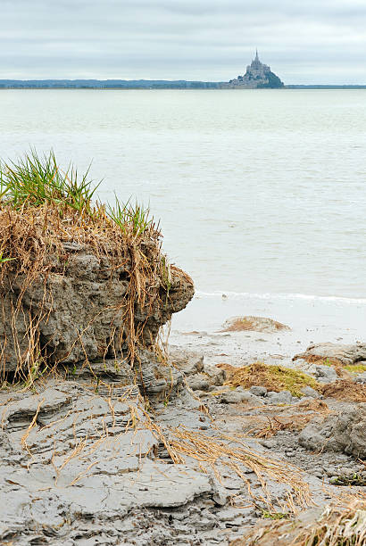 мон-сен-мишель грязи окружающие, bretagne, франция, при отливе - dry sea riverbank mud стоковые фото и изображения