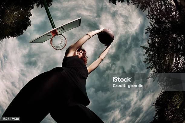 Giovane Donna Con Basket - Fotografie stock e altre immagini di Abbigliamento sportivo - Abbigliamento sportivo, Adolescente, Adulto
