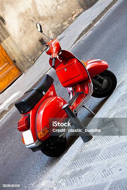 Scooter Rosso In Italia - Fotografie stock e altre immagini di Capitali internazionali - Capitali internazionali, Carino, Centro storico