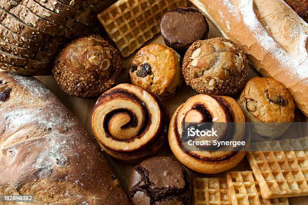 Foto de Fundo De Pão e mais fotos de stock de Muffin Chocolate Chip - Muffin Chocolate Chip, Vista de Cima para Baixo, Café da manhã