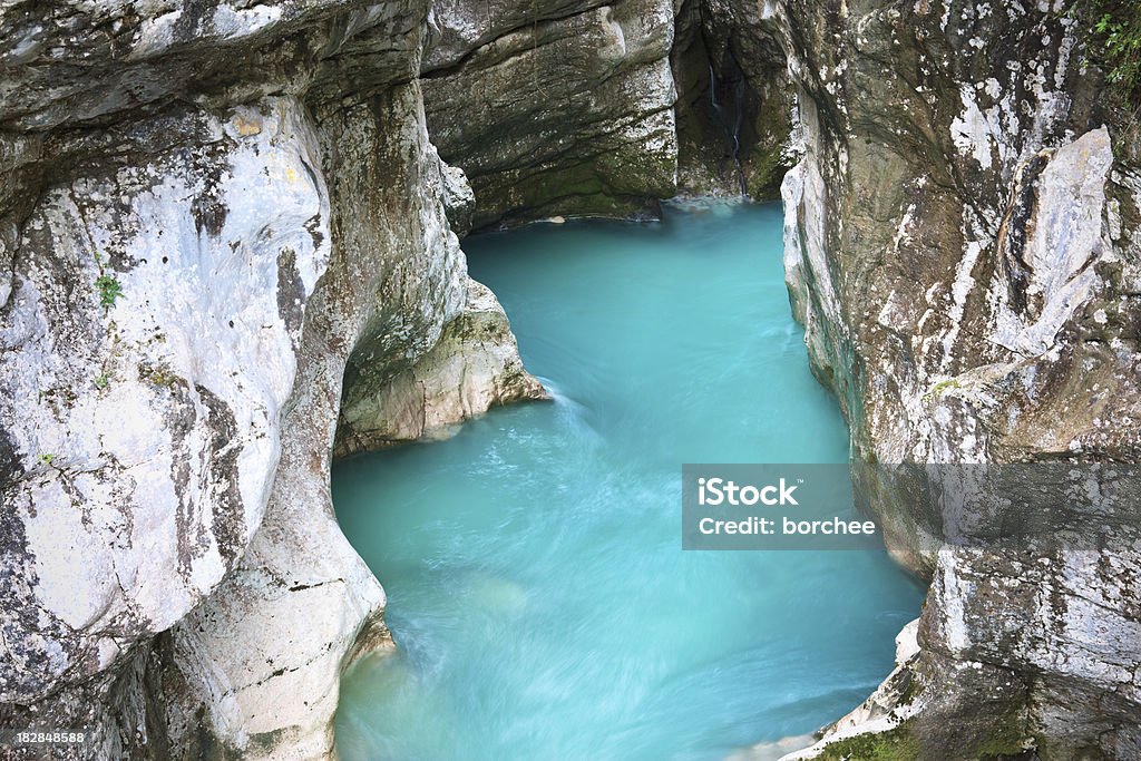 Turquoise Rivière lit - Photo de Alpes européennes libre de droits