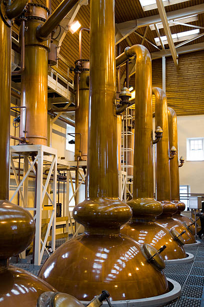 whisky-distilery - glenmorangie distillery stock-fotos und bilder