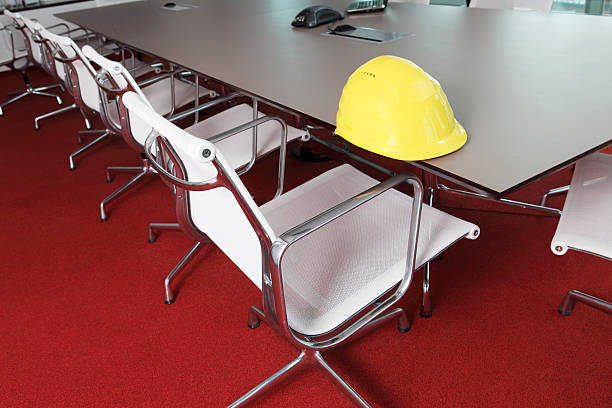 capacete de construção na tabela - conference room sign imagens e fotografias de stock