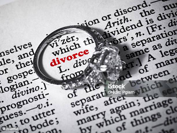 Divorcio Foto de stock y más banco de imágenes de Divorcio - Divorcio, Anillo - Joya, Acuerdo