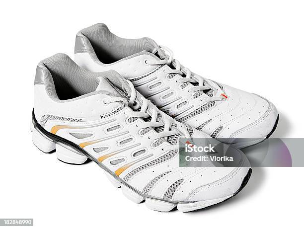 Laufschuhe Auf Weiß Stockfoto und mehr Bilder von Ausrüstung und Geräte - Ausrüstung und Geräte, Einzelner Gegenstand, Fitnesstraining