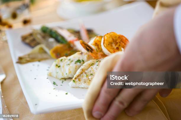 Fisch Und Meeresfrüchte Stockfoto und mehr Bilder von Bedienungspersonal - Bedienungspersonal, Bildschärfe, Café