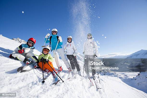 Felice Gruppo Di Sci - Fotografie stock e altre immagini di Sci - Sci e snowboard - Sci - Sci e snowboard, Famiglia, Sci - Attrezzatura sportiva