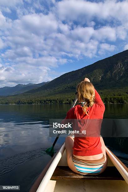 カヌーに乗って美しい湖 - 1人のストックフォトや画像を多数ご用意 - 1人, 20代, からっぽ