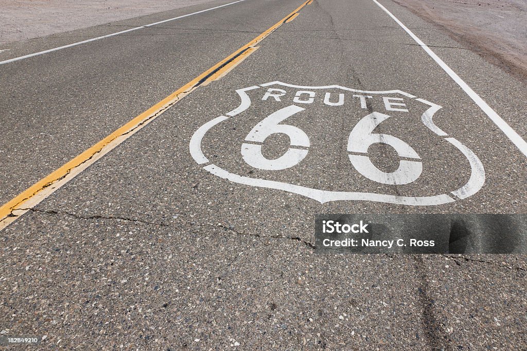 Segno di Route 66 dipinti sulla strada vuota - Foto stock royalty-free di Attesa