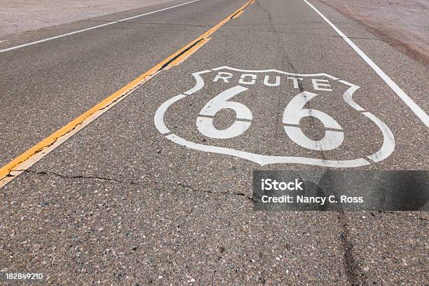 Segno Di Route 66 Dipinti Sulla Strada Vuota - Fotografie stock e altre immagini di Attesa - Attesa, Storia, Ambientazione esterna