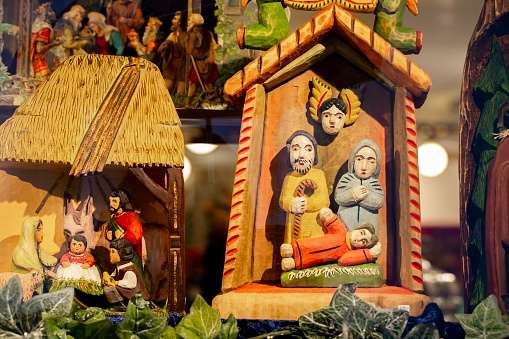 The story of the wood carving jewelry Jesus was born in the horse house