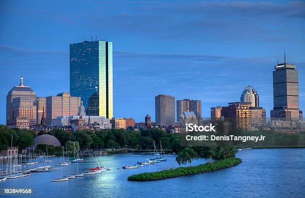 Foto de Horizonte De Boston E Do Rio Charles e mais fotos de stock de Arquitetura - Arquitetura, Arranha-céu, Boston - Massachusetts