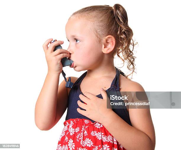 Photo libre de droit de Enfant Avec Asthme banque d'images et plus d'images libres de droit de 4-5 ans - 4-5 ans, Asthmatique, Beauté