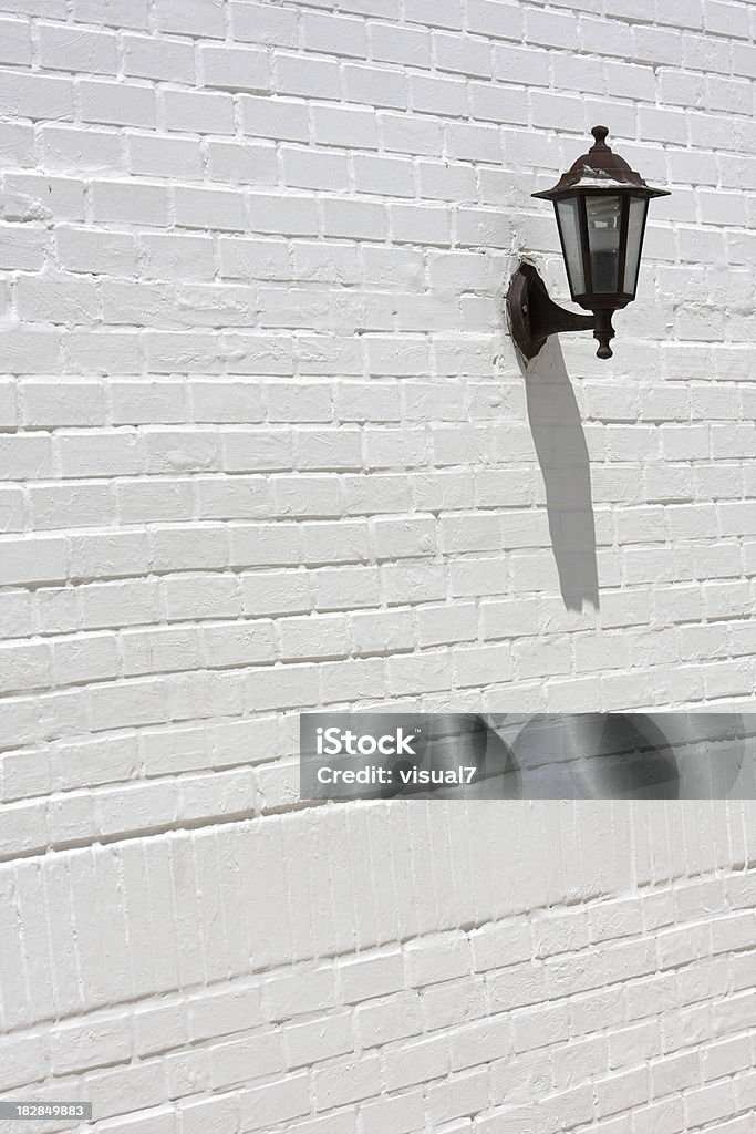 Черный фонарь на белом кирпичные стены - Стоковые фото Абстрактный роялти-фри