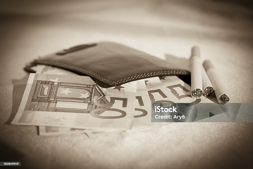 Portafoglio in pelle withcigarettes e Euro Banknote- Viraggio seppia - Foto stock royalty-free di Affari