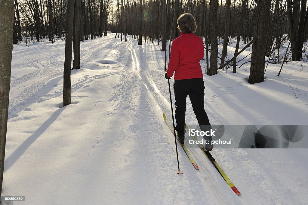 Donna Sci di fondo, inverno, neve, sport. - Foto stock royalty-free di Abbigliamento da sci