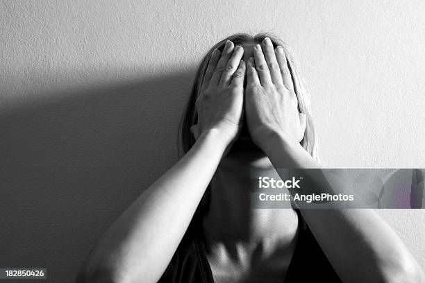 Depression Stockfoto und mehr Bilder von Frauen - Frauen, Gewalt, Häusliche Gewalt