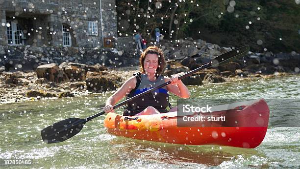 Kayak Il Sea Spray - Fotografie stock e altre immagini di 30-34 anni - 30-34 anni, 35-39 anni, Acqua