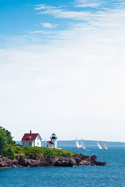 curtis head light em camden, me com o mar e barcos à vela - new england camden maine lighthouse maine - fotografias e filmes do acervo