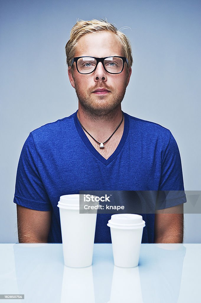 Hombre con una de las grandes y pequeñas cup - Foto de stock de 25-29 años libre de derechos