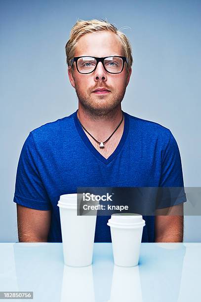 Hombre Con Una De Las Grandes Y Pequeñas Cup Foto de stock y más banco de imágenes de 25-29 años - 25-29 años, Blanco - Color, De ascendencia europea