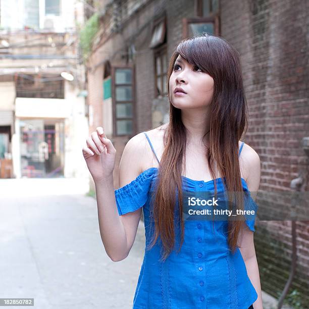 Photo libre de droit de Asiatique Jeune Femme Seule Dans La Rue banque d'images et plus d'images libres de droit de Adulte - Adulte, Art du portrait, Asiatique de l'Est et du Sud-Est