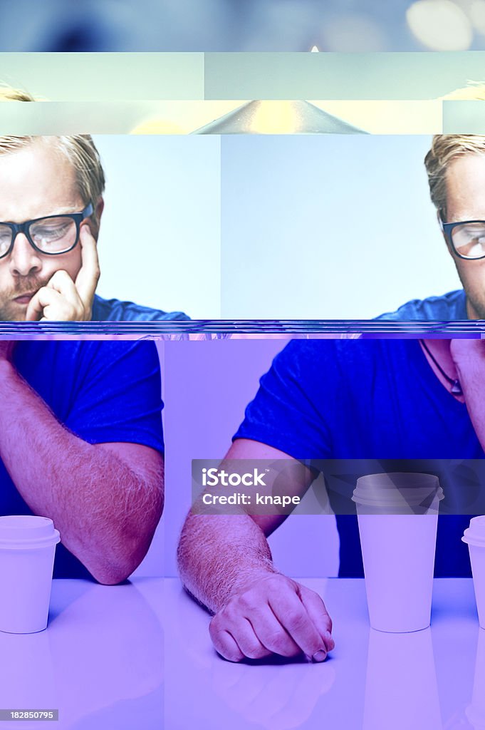 Mann mit einem großen und kleinen Papier Tasse - Lizenzfrei Aussuchen Stock-Foto