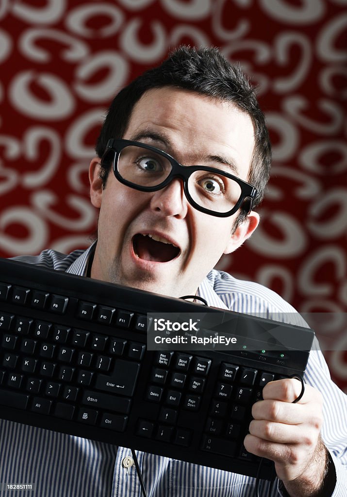 Acontecimentos jovem nerd mostra o teclado que ele segura - Foto de stock de Dar royalty-free