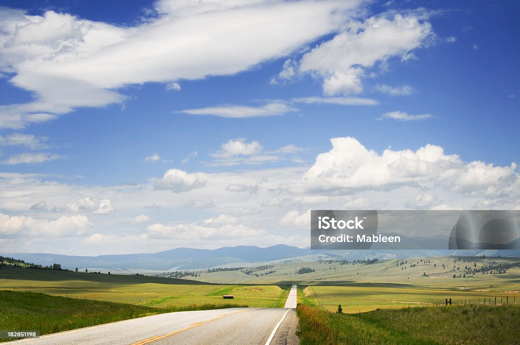 Big Sky, Montana road no verão - Foto de stock de Agricultura royalty-free