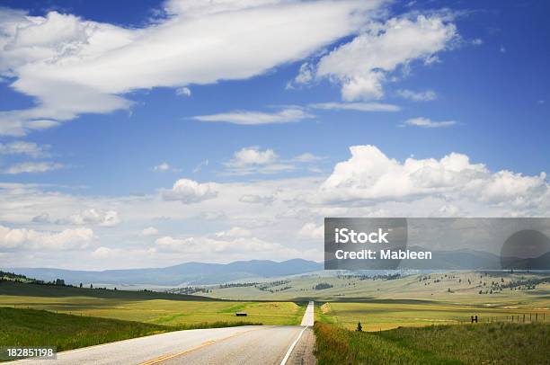 Foto de Big Sky Montana Road No Verão e mais fotos de stock de Agricultura - Agricultura, Ajardinado, Big Sky - Condado de Gallatin