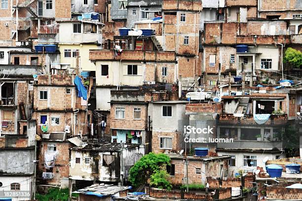 Favela No Rio De Janeiro - Fotografias de stock e mais imagens de Amontoar - Amontoar, Antena - Equipamento de Telecomunicações, Ao Ar Livre