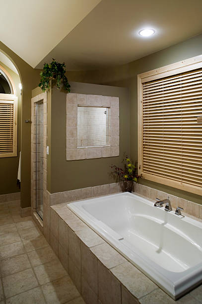 nowoczesne wanny w łazience - bathroom home addition bathtub blinds zdjęcia i obrazy z banku zdjęć