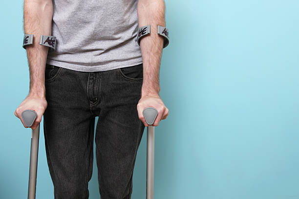 macho en crutches - crutch physical injury accident physical impairment fotografías e imágenes de stock