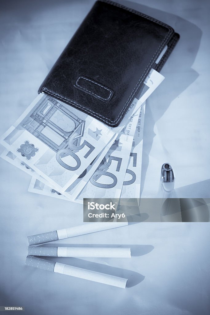 Portafoglio in pelle withcigarettes e Euro Banknote- Cianotipo - Foto stock royalty-free di Affari