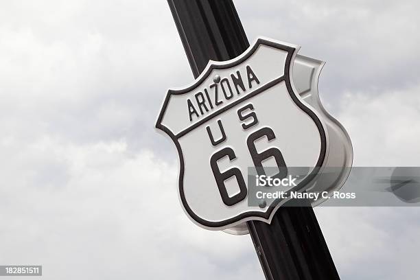 Arizona Rota 66 Sinal De Histórico - Fotografias de stock e mais imagens de Ao Ar Livre - Ao Ar Livre, Arizona, Berma da Estrada