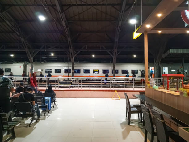 ambiente nocturno en la estación de tren. los pasajeros esperan el tren nocturno - título de canción fotografías e imágenes de stock