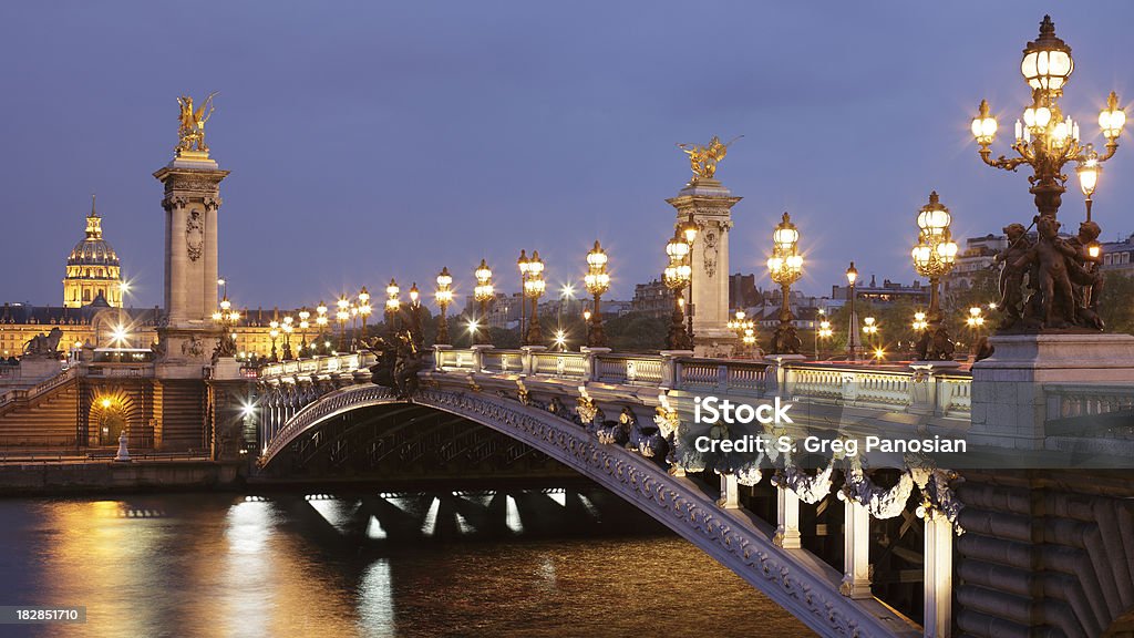 Pont Alexandre III i Les Invalides w nocy - Zbiór zdjęć royalty-free (Architektura)