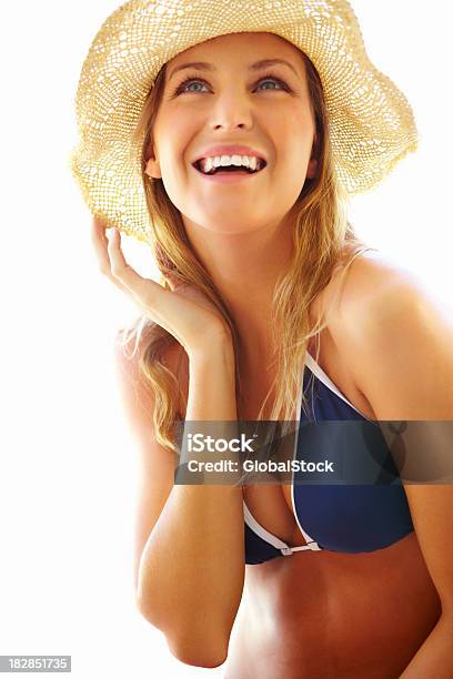 Photo libre de droit de Joli Bikini Femme Portant Chapeau Contre Blanc banque d'images et plus d'images libres de droit de Bikini - Bikini, Femmes, Fond blanc