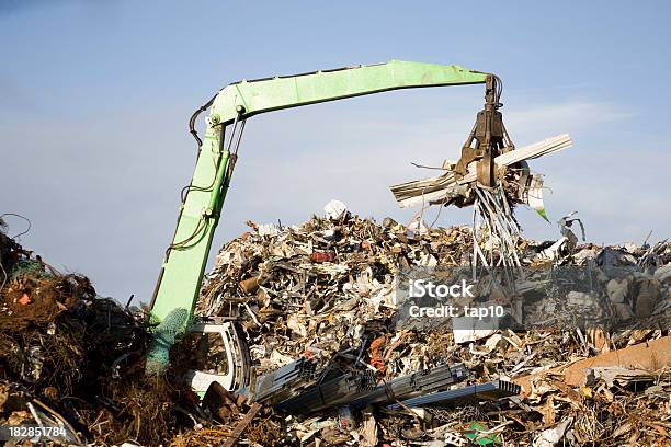 Reciclar Ferro Velho - Fotografias de stock e mais imagens de Amontoar - Amontoar, Conceito, Depósito de lixo