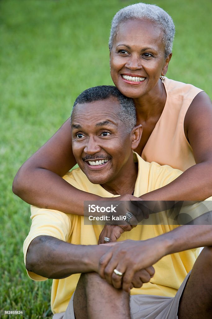 Sénior Casal americano africano feliz sentado na grama juntos - Royalty-free Afro-americano Foto de stock