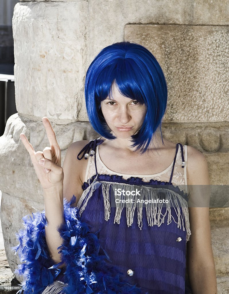 Fille avec Cheveux teints en bleu que captiver sur vous - Photo de Accessoire de déguisement libre de droits