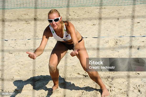 Beach Volley Player W Obronie Stanowiska - zdjęcia stockowe i więcej obrazów Aktywność sportowa - Aktywność sportowa, Amator, Biały