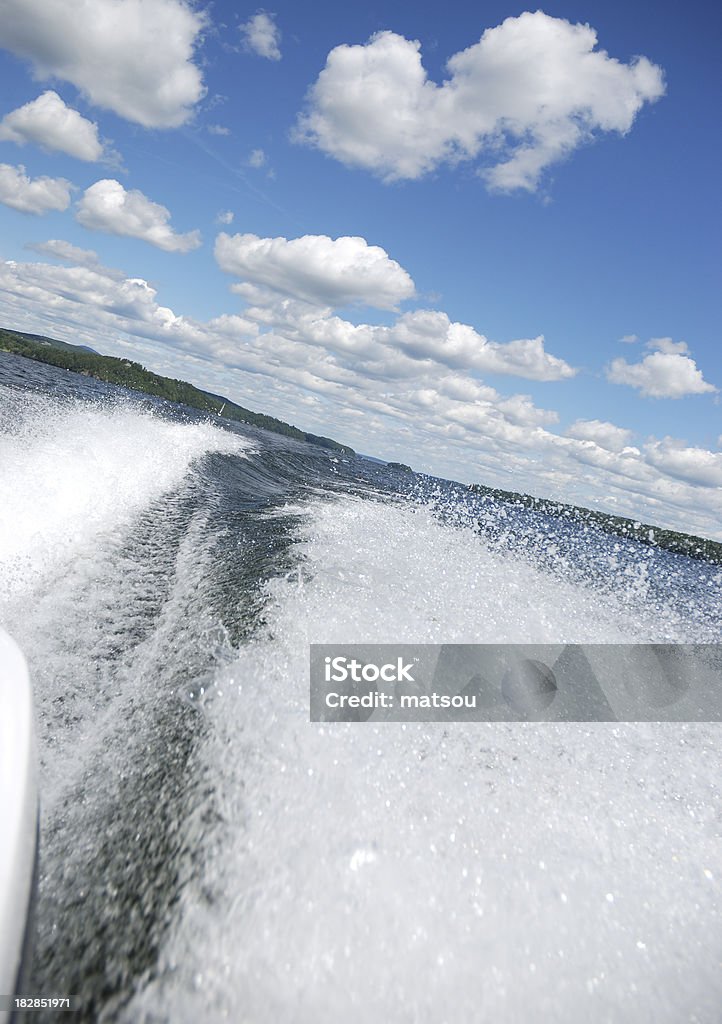 Boot Beschleunigung auf dem Wasser. - Lizenzfrei Fluss Stock-Foto