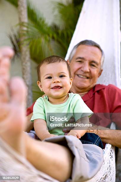 Alter Mann Großvater Hält Kleinkinder Auf Einer Hängematte Stockfoto und mehr Bilder von Großvater