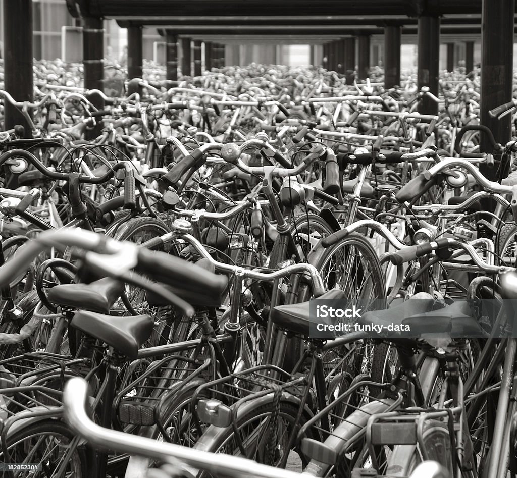 Велосипеды до конца - Стоковые фото Bicycle Parking Station роялти-фри