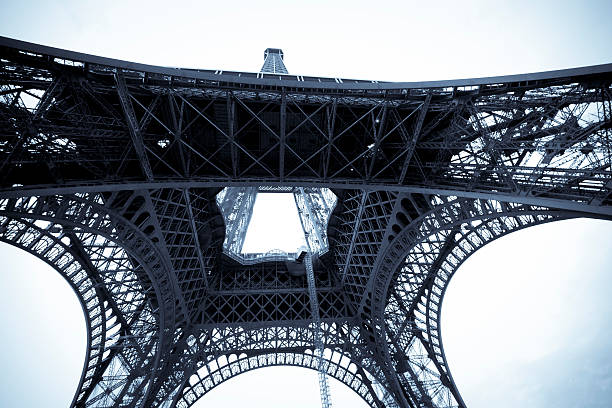 eiffelturm in paris, frankreich - clear sky low angle view eiffel tower paris france stock-fotos und bilder