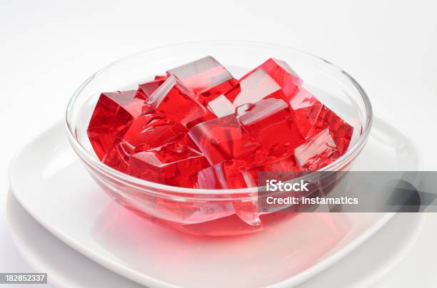 Gelatina De Vermelho Em Uma Tigela De Vidro - Fotografias de stock e mais imagens de Gelatina - Sobremesa - Gelatina - Sobremesa, Gelatina - Fenómeno Natural, Tigela